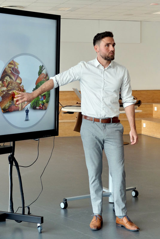 Et foto af træneren der fortæller om kost og mad.